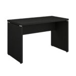 Mesa de escritório preta sem gavetas, com tampo retangular, pés em painel e espaçadores metálicos sob o tampo.
