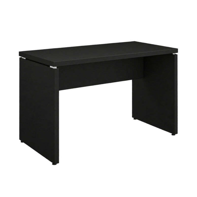 Mesa de escritório preta sem gavetas, com tampo retangular, pés em painel e espaçadores metálicos sob o tampo.