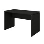 Mesa preta em perspectiva pela direita com pés painel, distanciadores metálicos e painel central sob o tampo.