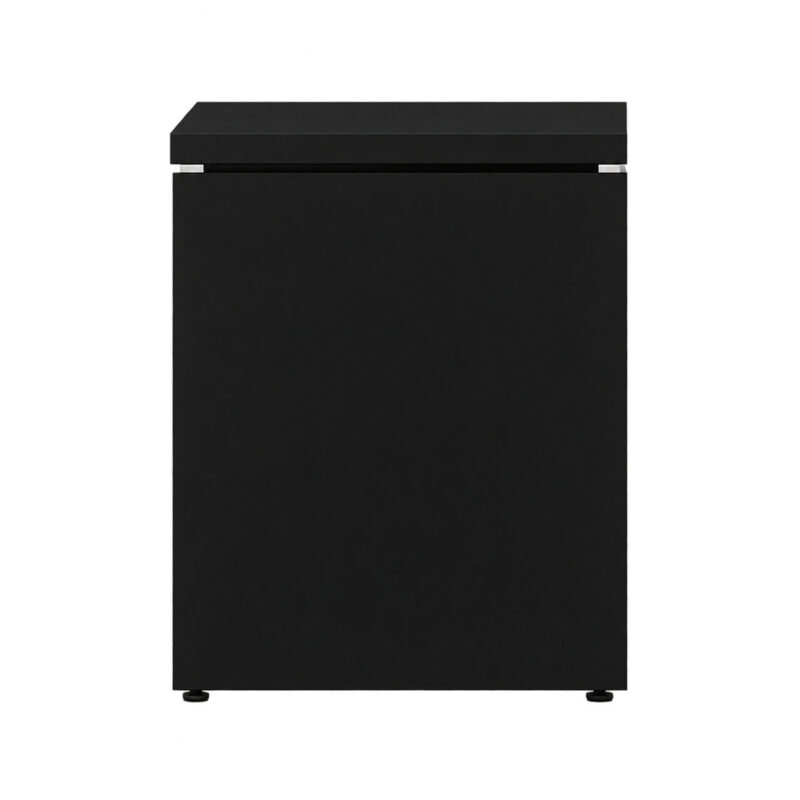 Perfil da mesa preta com pé painel, tampo apoiado sobre distanciadores metálicos e sapatas na base.