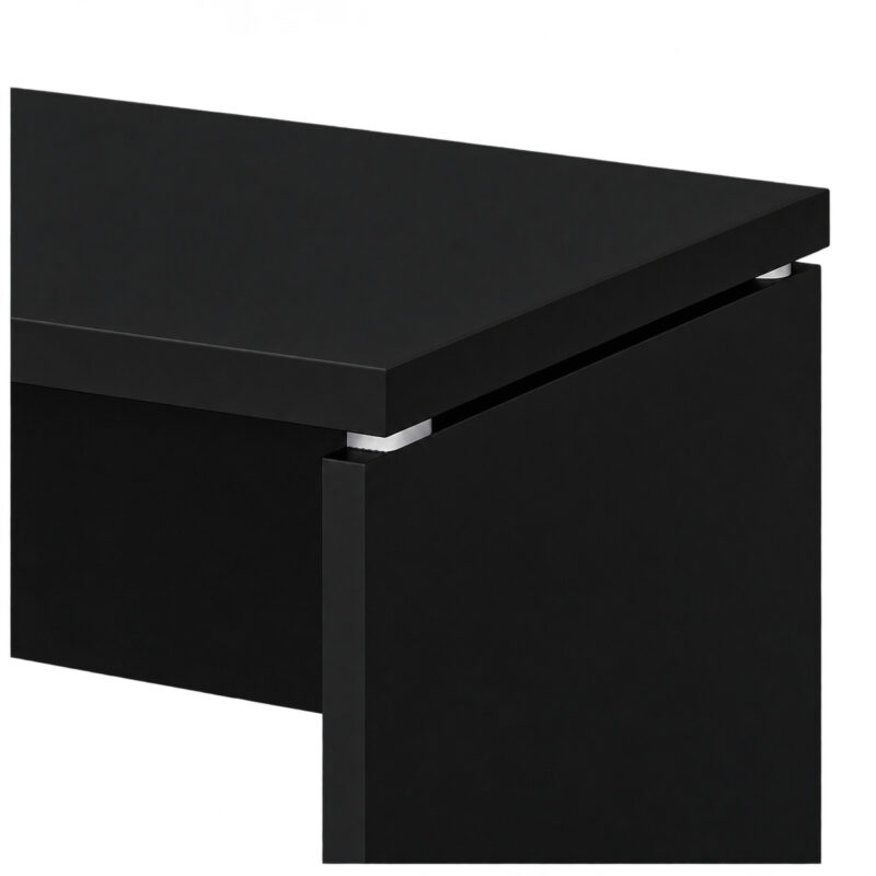 Detalhe do canto do tampo preto e do espaçador metálico que conecta a superfície ao pé lateral em painel.