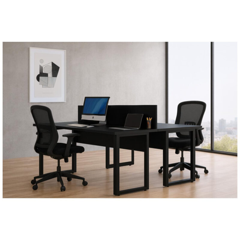 Mesa dupla preta com divisória, computador, notebook e duas cadeiras de tela em escritório com janela ampla.