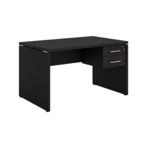 Mesa de escritório preta com pés em painel e duas gavetas à direita da imagem, com puxadores prateados e fechadura.