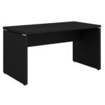 Mesa preta com pés painel vista em perspectiva Mesa preta em perspectiva, com tampo retangular, pés painel e espaçadores prateados entre o tampo e a base.