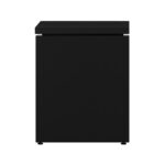 Perfil lateral da mesa preta, com pé painel inteiriço, apoios inferiores e espaçadores prateados sob o tampo.