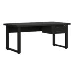 Mesa de escritório preta com duas gavetas e pé quadro Mesa de escritório preta com pés retangulares e gaveteiro suspenso de duas gavetas à direita da imagem.