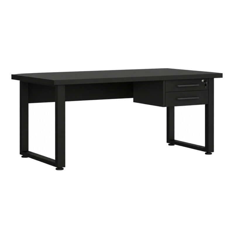 Mesa de escritório preta com duas gavetas e pé quadro Mesa de escritório preta com pés retangulares e gaveteiro suspenso de duas gavetas à direita da imagem.