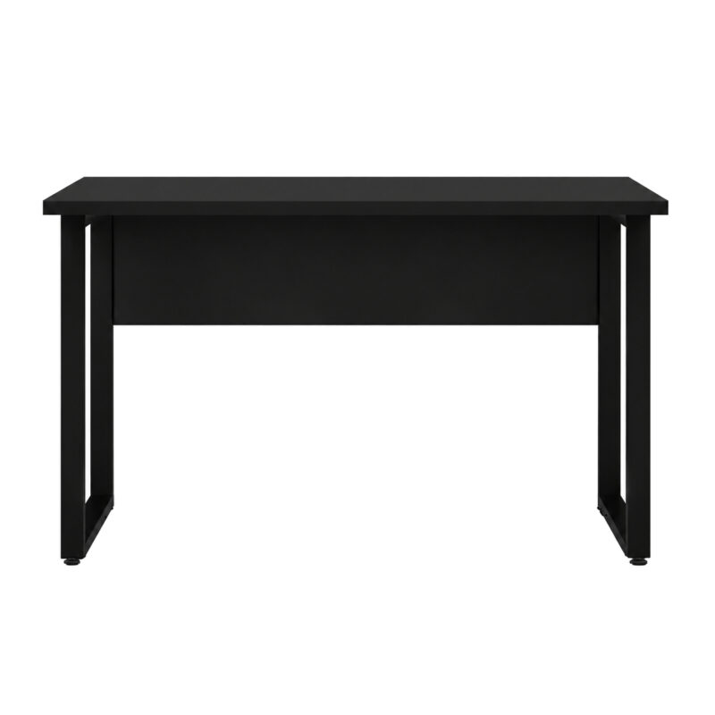 Mesa preta vista diretamente pela parte posterior, com tampo retangular, painel horizontal e pés laterais.