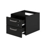 Detalhe do gaveteiro preto com duas gavetas abertas Gaveteiro suspenso preto com duas gavetas abertas, puxadores metálicos, chave na fechadura e corrediças visíveis.