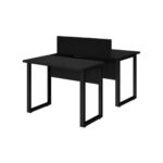 Mesa dupla preta com divisória e pé quadro Mesa dupla preta com dois tampos, divisória central, painéis inferiores e pés metálicos em formato retangular.