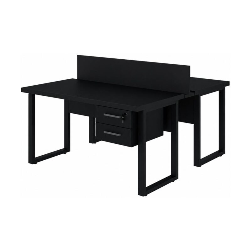 Mesa dupla preta com gavetas e divisória em perspectiva Mesa dupla preta com divisória central, pés em quadro e gaveteiro de duas gavetas visível sob um dos tampos.