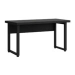 Mesa reta preta com pés em quadro vista em perspectiva Mesa reta preta sem gaveteiro aparente, com tampo retangular, painel sob a superfície e pés em quadro.