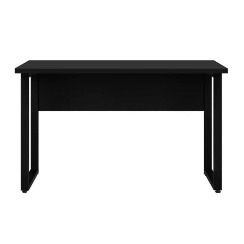 Vista frontal da mesa reta preta, com painel central sob o tampo, pés em quadro e espaço livre na parte inferior.