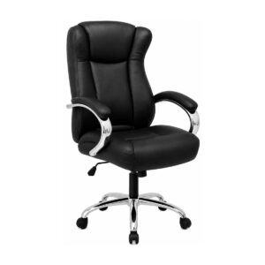 Cadeira Presidente BOSS preta com encosto alto, braços cromados estofados, assento Pillow Top e base giratória cromada.