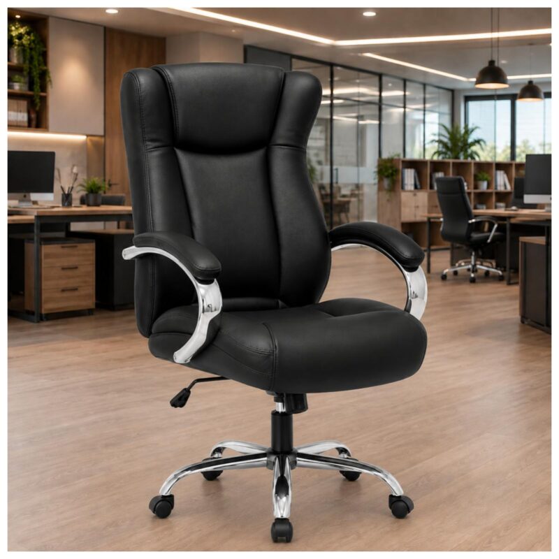 Cadeira Presidente BOSS preta em coworking moderno com mesas compartilhadas e decoração profissional.