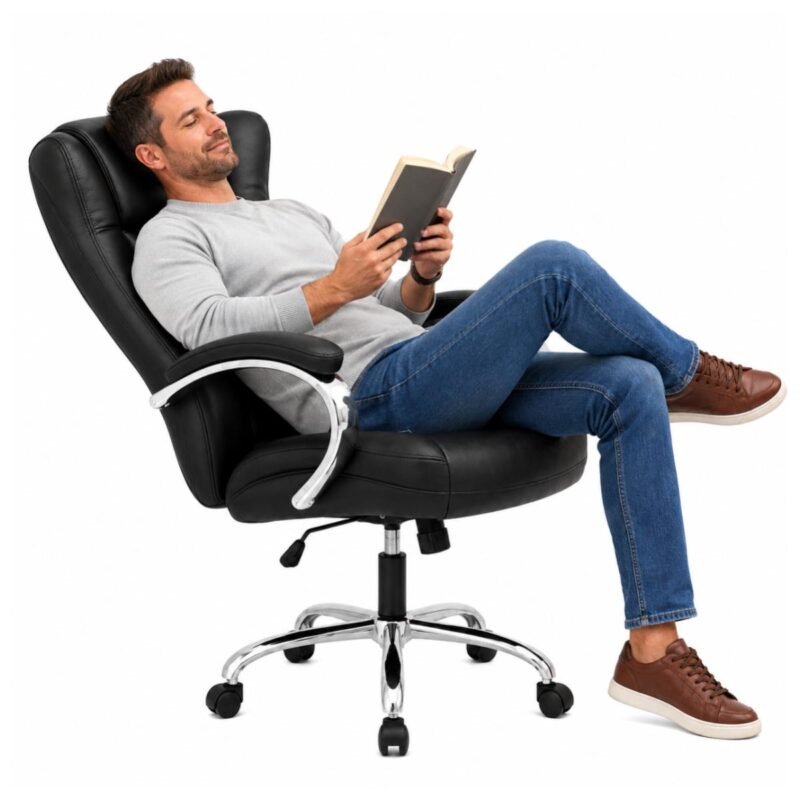 Pessoa adulta lendo um livro na Cadeira Presidente BOSS preta em posição reclinada.