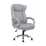 Cadeira Presidente BOSS cinza com encosto alto, braços cromados estofados, assento Pillow Top e base giratória cromada.
