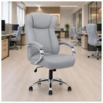 Cadeira Presidente BOSS Cinza em coworking moderno com mesas compartilhadas e decoração profissional.