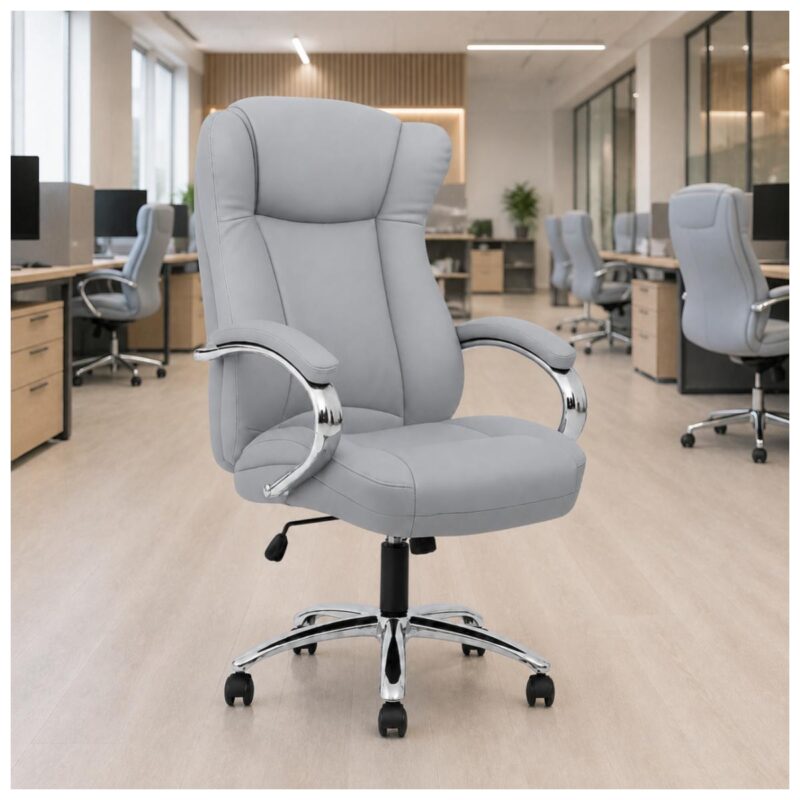 Cadeira Presidente BOSS Cinza em coworking moderno com mesas compartilhadas e decoração profissional.