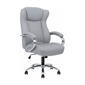 Cadeira Presidente BOSS cinza com encosto alto, braços cromados estofados, assento Pillow Top e base giratória cromada.