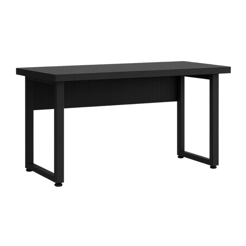 Mesa preta individual em perspectiva, com tampo retangular, painel inferior e pés metálicos em quadro, sem gaveteiro visível.