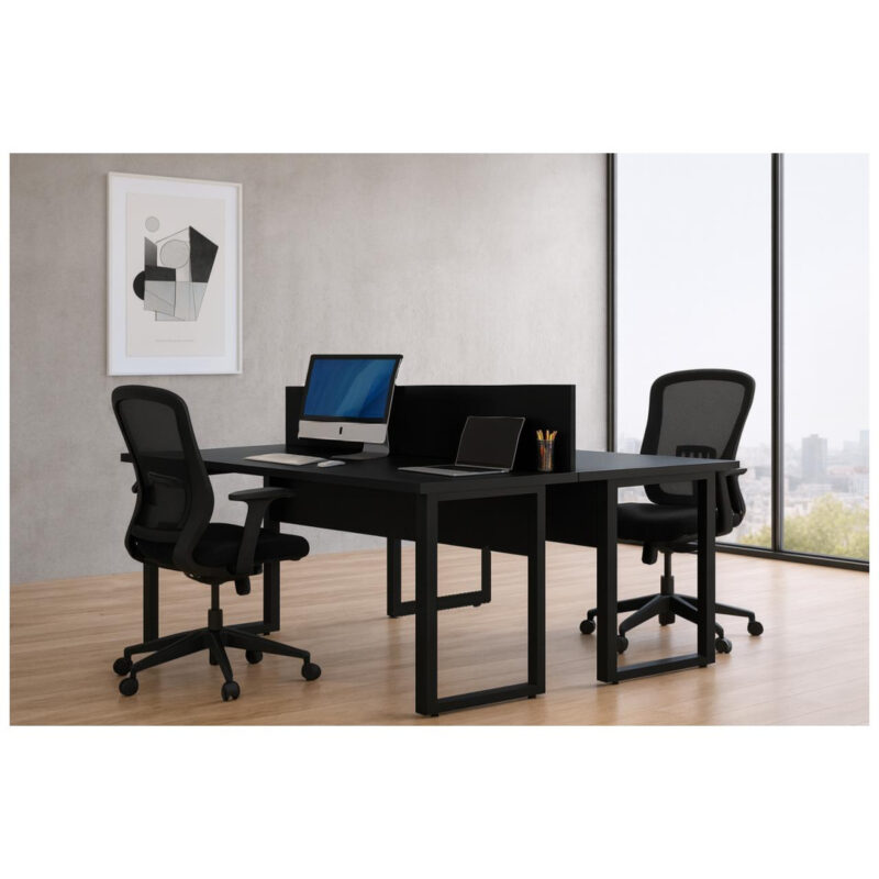Estação dupla preta com divisória, notebooks e duas cadeiras de escritório pretas em ambiente com janela ampla e quadro decorativo.