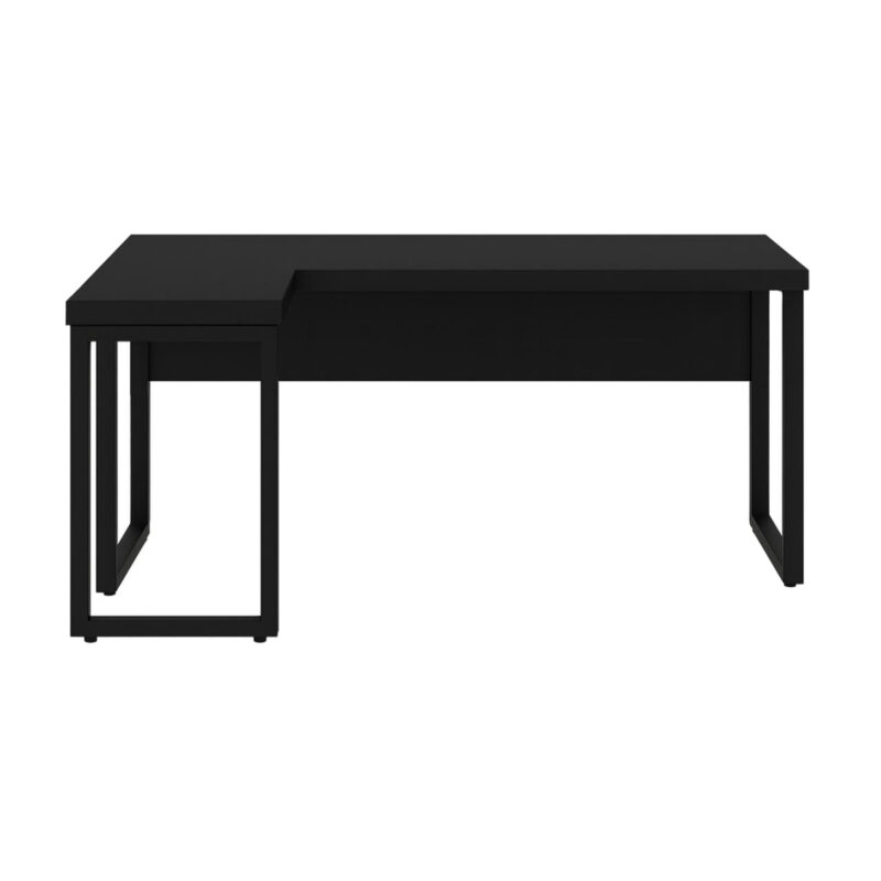 Vista frontal da mesa preta em L com extensão projetada à direita, painel inferior e pés metálicos em quadro.