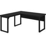 Mesa em L preta — vista frontal com auxiliar à esquerda Vista frontal da mesa preta em L com extensão auxiliar projetada à esquerda e pés metálicos retangulares.