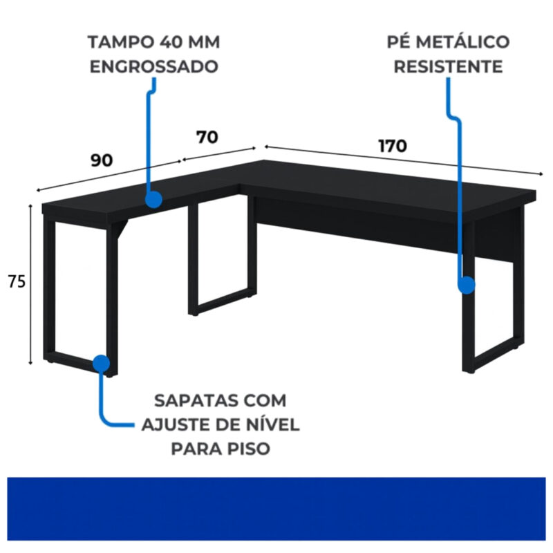 Mesa preta em L vista em perspectiva, com auxiliar à esquerda, tampos retangulares e três apoios metálicos em quadro.