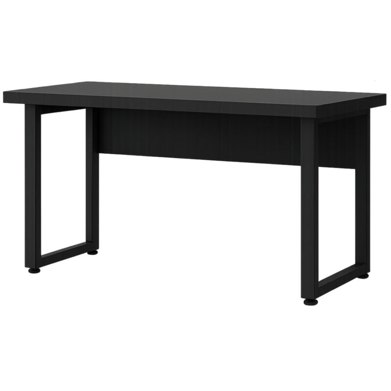 Mesa preta vista em ângulo, com tampo retangular, painel inferior e pés metálicos em quadro, sem gaveteiro visível.