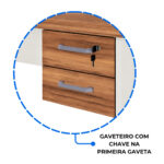 Estação Dupla — Fechadura na Primeira Gaveta Estação dupla com destaque circular do gaveteiro fechado e chave inserida na fechadura da gaveta superior.