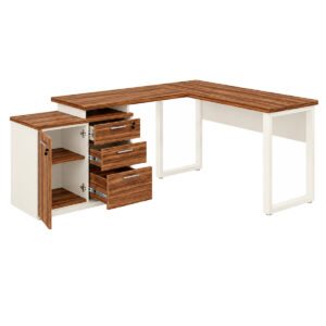 Mesa em L amadeirada com pés claros e armário à esquerda da imagem, com porta e três gavetas abertas.