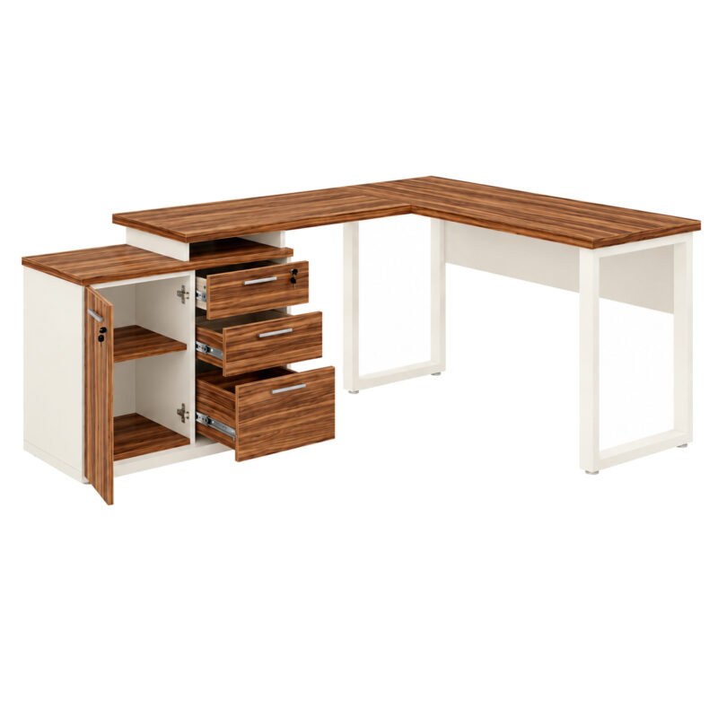 Mesa em L extensível com armário misto aberto Mesa em L amadeirada com pés claros e armário à esquerda da imagem, com porta e três gavetas abertas.