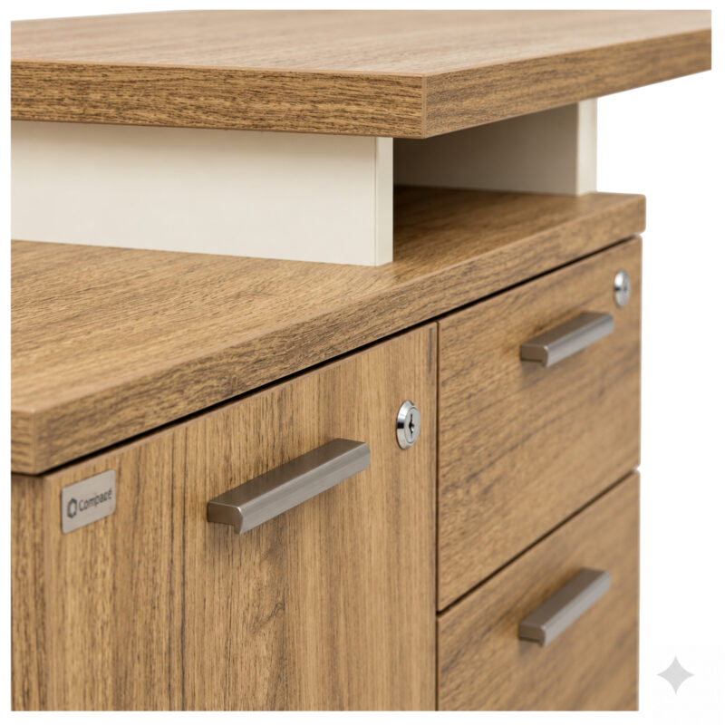 Detalhe do armário amadeirado com puxadores metálicos, fechaduras e nicho sob o tampo superior.