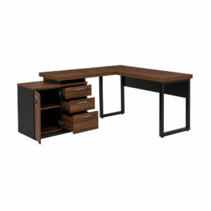Mesa em L louro e preto com pés metálicos, armário lateral com porta aberta e três gavetas abertas.