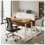 Móveis para Escritório Mesa de Escritório Dupla 40mm com Pé Metálico e Divisória Home Office com Divisória c/ ponto de tomada 1,20x1,35m - Cor Sevilha / Champanhe
