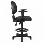 Cadeira caixa executiva lisa Back System com braços reguláveis preta vista pela lateral direita