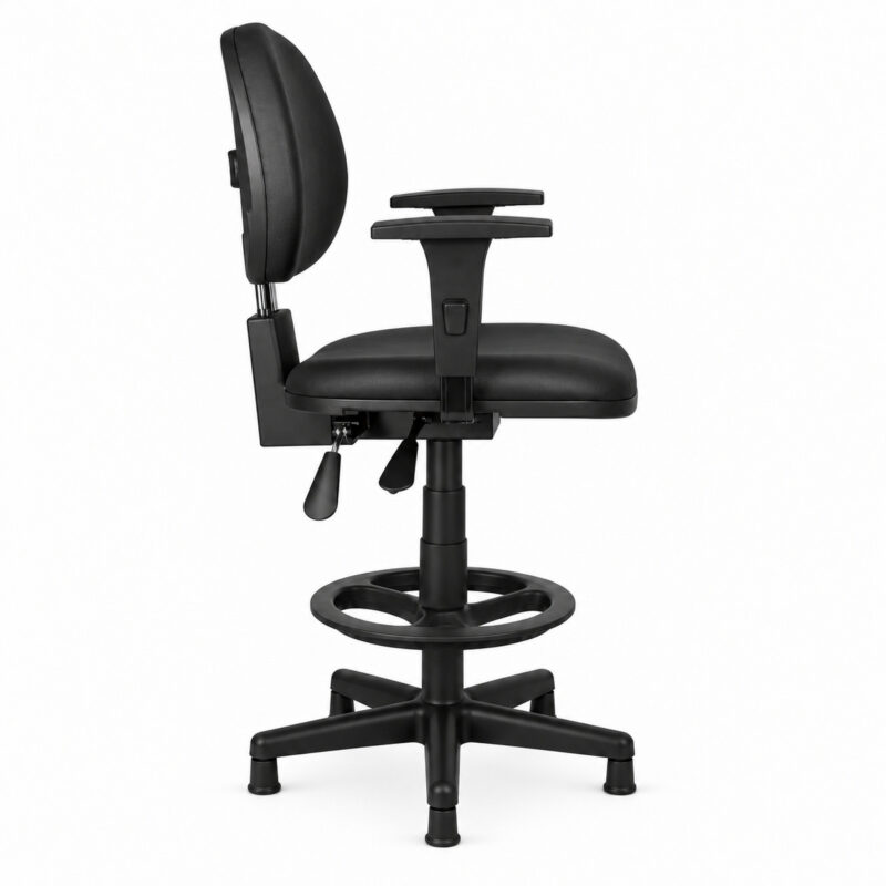 Cadeira caixa executiva lisa Back System com braços reguláveis preta vista pela lateral direita