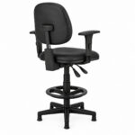 Cadeira caixa executiva lisa Back System com braços reguláveis preta em perspectiva traseira direita