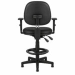 Vista traseira direita da cadeira caixa executiva lisa, destacando o acabamento posterior do encosto, o suporte do sistema Back System e a estrutura elevada com apoio para os pés.