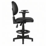 Cadeira caixa executiva lisa Back System com braços reguláveis preta vista pela lateral esquerda