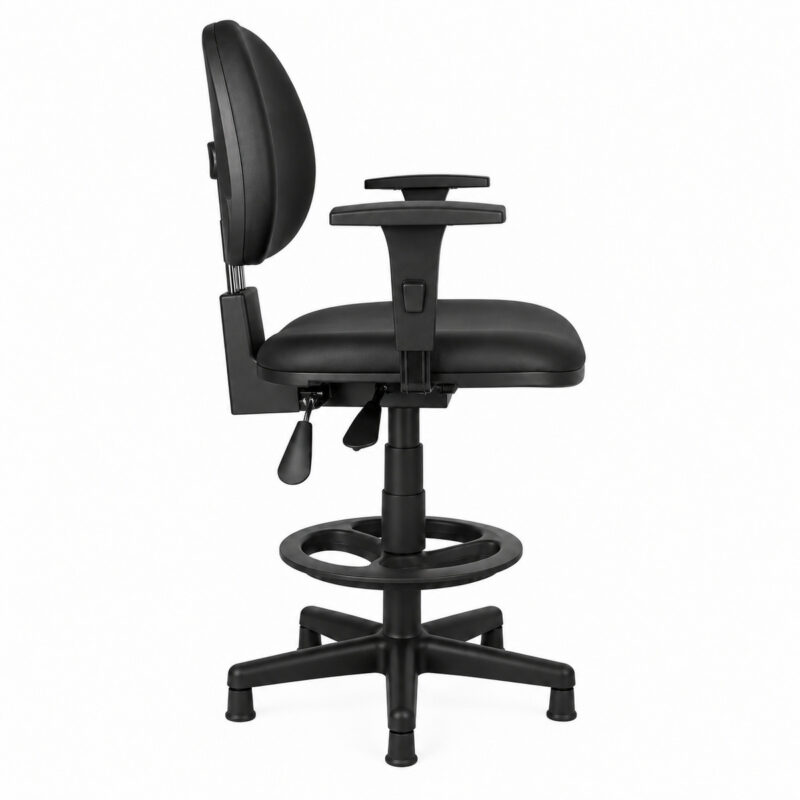 Cadeira caixa executiva lisa Back System com braços reguláveis preta vista pela lateral esquerda