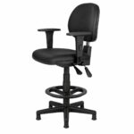 Cadeira caixa executiva lisa Back System com braços reguláveis preta em perspectiva frontal oposta