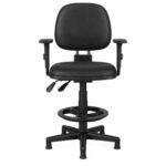 Cadeira caixa executiva lisa Back System com braços reguláveis preta em vista frontal