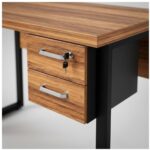 Móveis para Escritório Mesa em L com PÉ QUADRO (Mesa 1,50m + Mesa Auxiliar) - C/ Gavetas - WORKSTART - NOGAL SEVILHA/PRETO - 24477