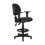 Cadeira caixa executiva lisa Back System com braços reguláveis preta em perspectiva frontal 3/4