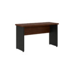 Mesa de escritório sem gavetas com tampo louro, painel frontal amadeirado e pés pretos em painel, vista em perspectiva.