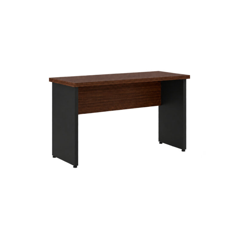 Mesa de escritório sem gavetas com tampo louro, painel frontal amadeirado e pés pretos em painel, vista em perspectiva.