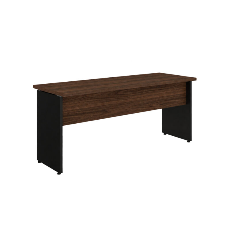 Mesa sem gavetas em perspectiva esquerda, com tampo e painel frontal louro apoiados em dois pés pretos.