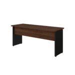 Mesa louro e preto vista pela perspectiva direita, com pés em painel, tampo retangular e espaço livre sob a superfície.